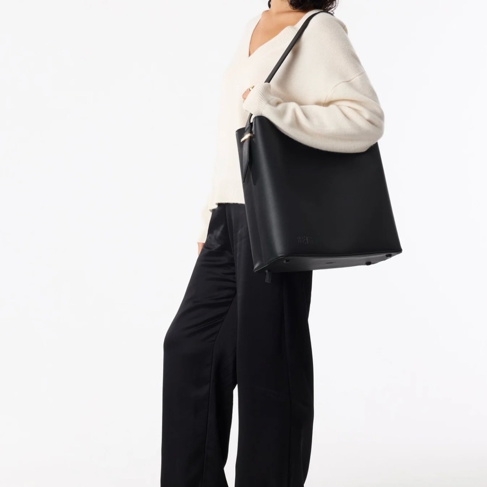 Beis Wicked Tote in black
